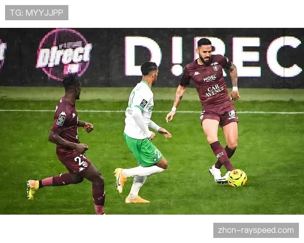 斯特拉斯堡训练课强化定位球，应对洛里昂密集防守